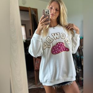 “Howdy” graphic sweatshirt